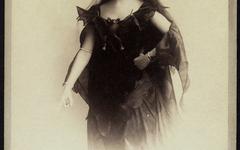L’actrice autrichienne Marie Schleinzer en costume de chauve-souris fin du 19ème siècle