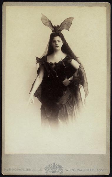 L’actrice autrichienne Marie Schleinzer en costume de chauve-souris fin du 19ème siècle