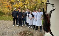 Aveyron : les apprentis bouchers au travail à la Gachoune