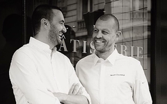 10 ans déjà que le chef Cyril Lignac et Benoît Couvrant ont créé leur première pâtisserie à Paris