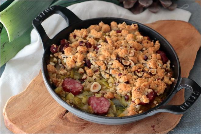 Crumble de poireaux, saucisse fumée de Montbéliard, noisettes et thym