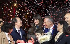 Clara Luciani illumine les Champs Elysées à l'arrivée des fêtes de Noël (VIDEO)