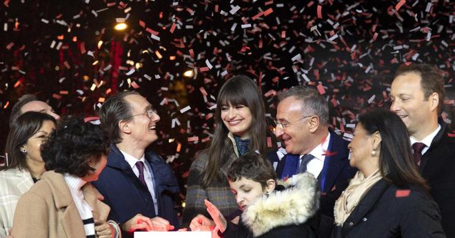 Clara Luciani illumine les Champs Elysées à l'arrivée des fêtes de Noël (VIDEO)