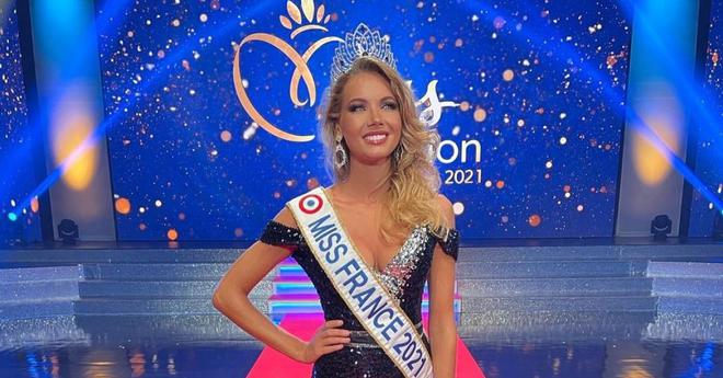 Miss France 2022 : Les candidates trop retouchées sur Instagram ? Sylvie Tellier et Amandine Petit réagissent