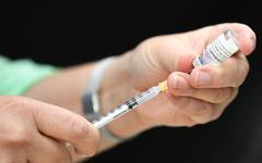 Pfizer et Moderna vont-ils adapter (rapidement) leurs vaccins au variant Omicron ?