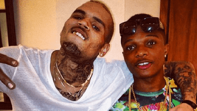 Wizkid fait la fête avec Chris Brown dans une discothèque londonienne