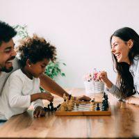 Comment apprendre à votre enfant à jouer aux échecs ?