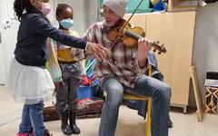 «Jouer améliore leur attention» : à Sarcelles, le succès des cours de violon pour réduire les inégalités scolaires