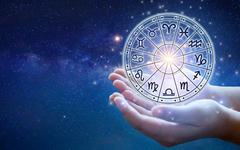 Astrologie : découvrez votre couleur porte-bonheur selon votre signe du zodiaque!