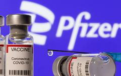 Covid-19 : face à Omicron, Pfizer protège des cas graves à 70%, selon une étude