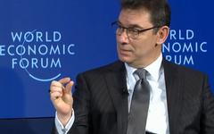Albert Bourla, PDG de Pfizer, discute de la puce électronique à avaler au « Forum économique mondial »