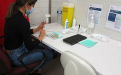 A Champigny, pharmaciens et médecins récupèrent les doses toutes prêtes au centre de vaccination