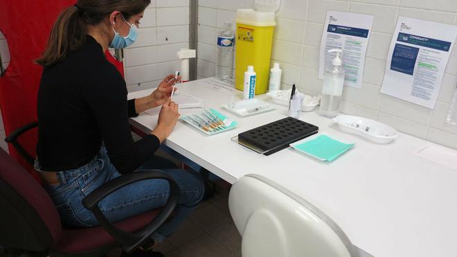 A Champigny, pharmaciens et médecins récupèrent les doses toutes prêtes au centre de vaccination