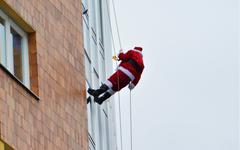 Remiremont : le père Noël descend en rappel la façade de l’hôpital