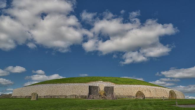 Le tumulus de Newgrange, une structure préhistorique plus ancienne que Stonehenge