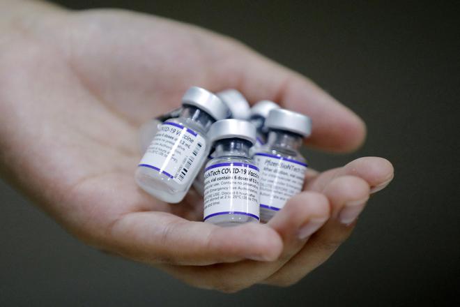 Pour le PDG de Pfizer, deux doses du vaccin «offrent une protection très limitée» contre Omicron