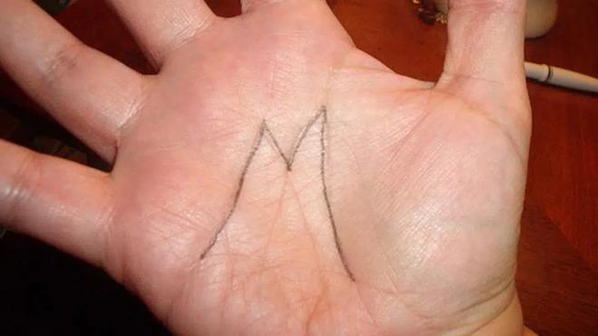 Si les lignes de vos mains forment un M, voici ce que cela révèle sur vous !