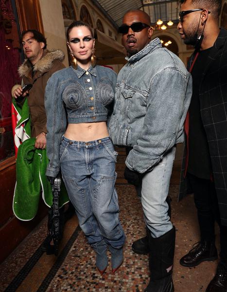 Fashion Week de Paris : la première sortie officielle de Kanye West et Julia Fox au défilé Kenzo