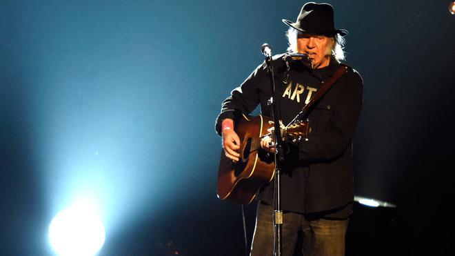 Neil Young menace de quitter Spotify, qui "diffuse de fausses informations sur les vaccins" contre le Covid-19