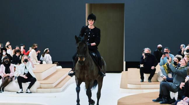 Fashion Week : Chez Chanel, Charlotte Casiraghi à cheval et hommage à Gaspard Ulliel