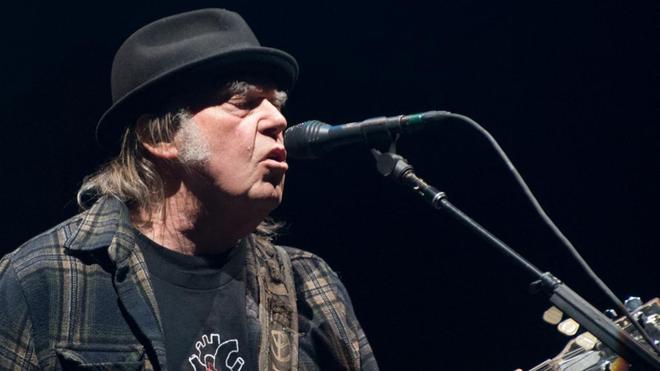 Accusé de désinformation, Spotify retire les morceaux de Neil Young
