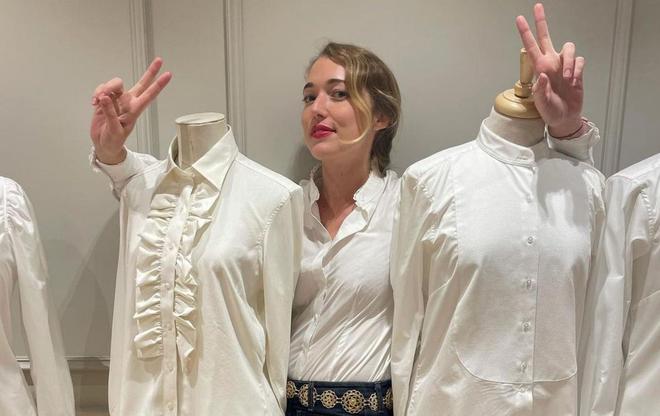 Sur Instagram, elle recrée les looks de la Fashion Week et défile dans son salon