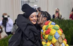 Rihanna enceinte de son premier enfant : elle officialise sa grossesse au bras du rappeur A$AP Rocky