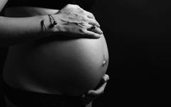 Incroyable : Une femme enceinte se fait planter un clou dans la tête (Photos)