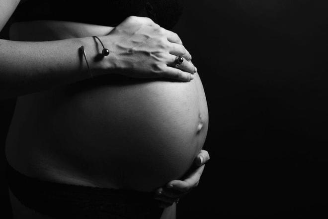 Incroyable : Une femme enceinte se fait planter un clou dans la tête (Photos)