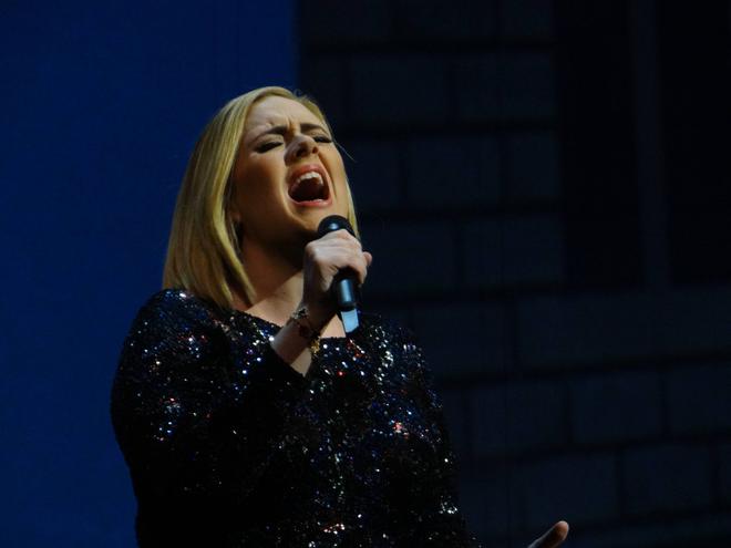 Où l’on voit que le wokisme est un puits sans fond : la chanteuse Adele accusée de transphobie !