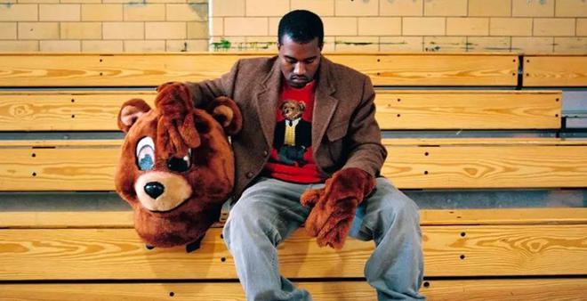 Kanye West : il y a dix-huit ans sortait son premier classique, "The College Dropout"