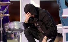 Eminem s'agenouille pendant la mi-temps du Super Bowl LVI