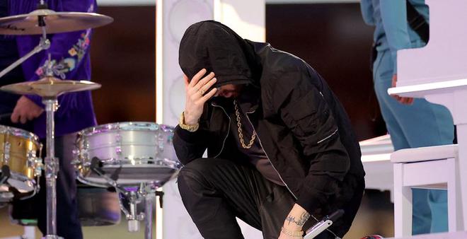 Eminem s'agenouille pendant la mi-temps du Super Bowl LVI