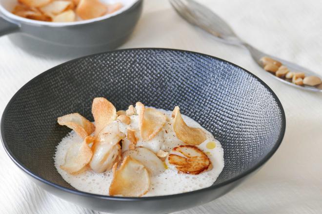 Saint-Jacques, topinambours en chips et purée, lait mousseux cacahuètes