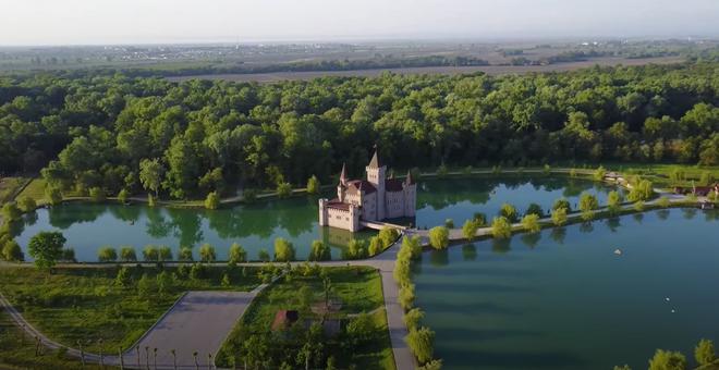 Le château Erken, un château de conte de fée au milieu d’un lac de Russie [video]