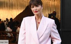 PHOTOS – Helena Christensen sublime dans son costume au défilé Alexander McQueen à New York