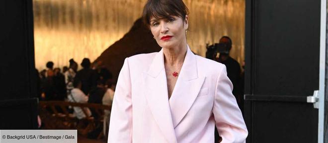 PHOTOS – Helena Christensen sublime dans son costume au défilé Alexander McQueen à New York