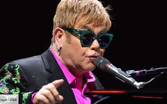 PHOTOS – Elton John a 75 ans : retour sur son évolution physique