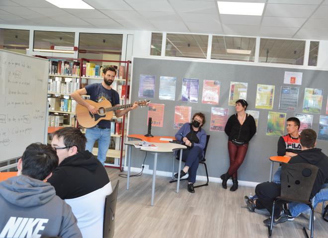 Remiremont : un atelier poésie au lycée André Malraux avec le chanteur Jack Simard
