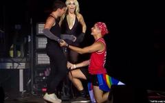 VIDEO. Ce couple gay s'est fiancé en plein concert de Miley Cyrus