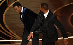 Will Smith gifle l'humoriste Chris Rock aux Oscars 2022