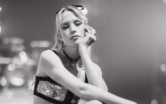 Angèle s'approprie des looks Chanel inspirés des années 90 pour sa tournée “Nonante-Cinq”