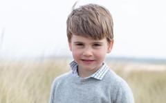 Découvrez les nouvelles photos du Prince Louis, à l'occasion de ses 4 ans aujourd'hui, publiées par le prince William et de son épouse Kate Middleton sur Instagram