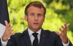 Emmanuel Macron : cette seconde alliance dont il ne se sépare jamais vient-elle d’une précédente union ?