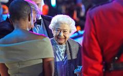 Elizabeth II lance les festivités de son jubilé de platine avec Tom Cruise et Helen Mirren