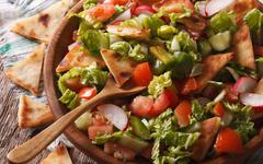 Salade Fattouch, fraiche, colorée et croquante à souhait !