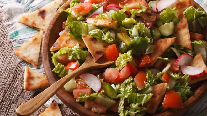 Salade Fattouch, fraiche, colorée et croquante à souhait !