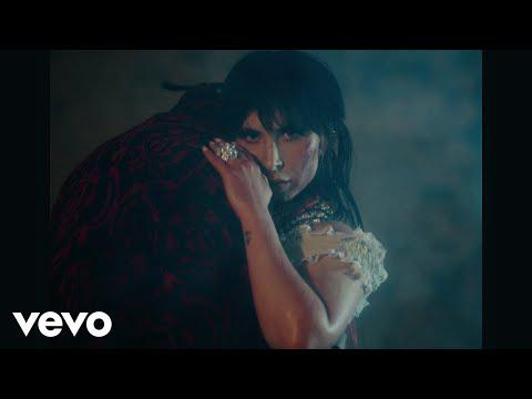 VIDEO Nina Rossell évoque « Lady Di » dans son nouveau clip dark, pour la sortie de l’EP « Mala »
