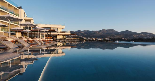 On a poussé les portes du Niko Seaside à Agios Nikolaos, nouveau resort crétois réservé aux adultes