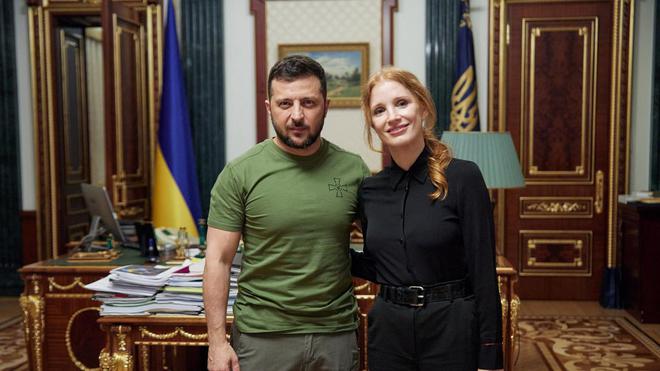 L’actrice Jessica Chastain reçue à Kiev par Volodymyr Zelensky